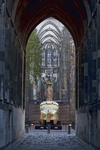 844975 Gezicht door de onderdoorgang van de Domtoren te Utrecht, vanuit de Servetstraat, met op het Domplein de 'Gouden ...